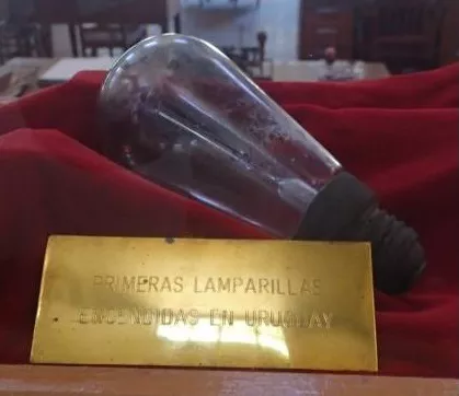 11 Primera lampara eléctrica del Sistema Edison encendida en Uruguay en el Frigorifico LEIBIG año 1883 luego el ANGLO