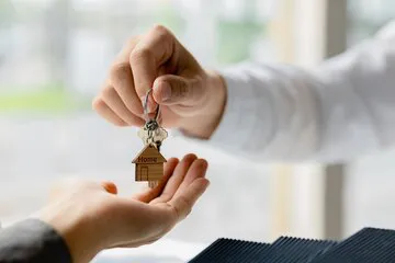 empleado-empresa-alquiler-viviendas-entrega-llaves-casa-cliente-que-ha-aceptado-firmar-contrato-alquiler-que-explican-detalles-condiciones-alquiler-ideas-alquiler-viviendas-e-inmuebles_528263-2868