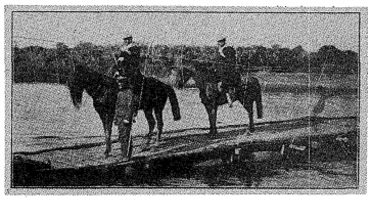 Aparicio Saravia - Abel Sierra - José Francisco Saravia sobre puente flotante en el río Negro