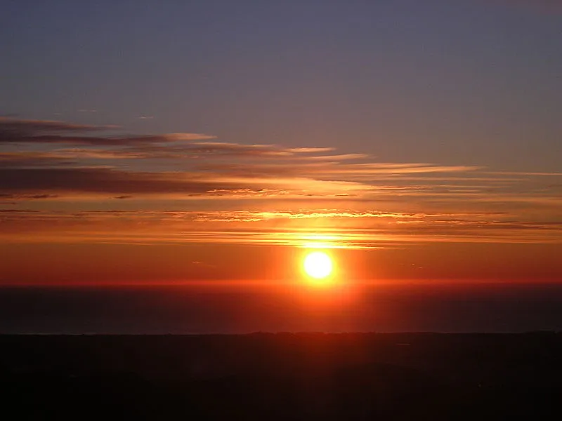 800px-AmanecerDesdeElGarbí