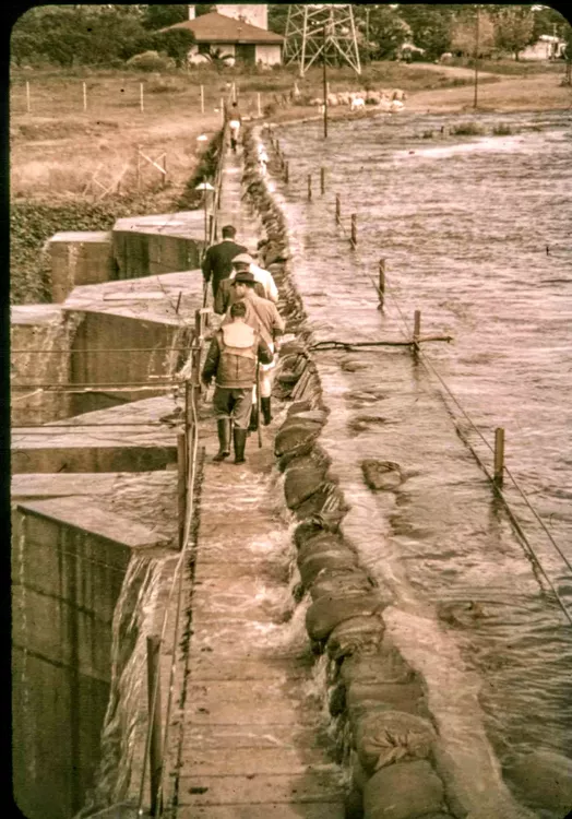 Dique con bolsas de arena del ejercito