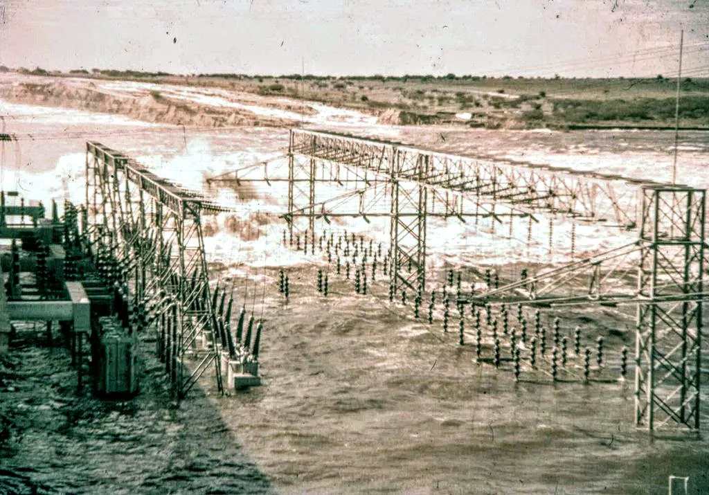 1024px-Rincón_del_Bonete_Creciente_de_1959_Vista_Playa_de_150KV (1)