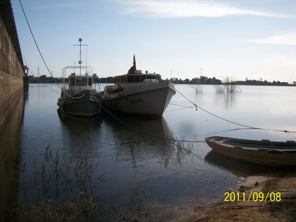 Remolcadores Don Pancho y La DILFA en su amarre en Rincón del Bonete Margen izq